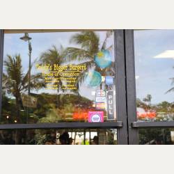 ayumilog | Hawaii | Teddy's Bigger Burgers | 入口は若干わかりずらいかも・・カパフル通り沿いにドアがあります。