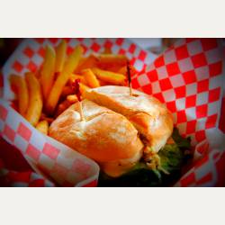 ayumilog | Hawaii | Teddy's Bigger Burgers | 中にはジューシーなパテ、レタス、トマト、ピクルスと盛りだくさん!!
