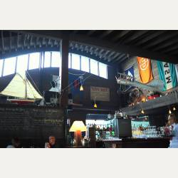 ayumilog | Vancouver | レストラン　カルデロ | 天井もとっても高い!!