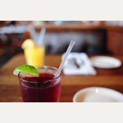 ayumilog | Vancouver | レストラン　カルデロ | ランチなので、ノンアルコールです。Freshクランベリージュース。程よい酸味がグー!