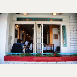 ayumilog | Vancouver | ステフォーズでギリシャ料理 | 可愛い窓もオープンで気持ちいぃ