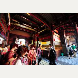 ayumilog | Taipei | 龍山寺　恋の神様に逢いに行く。 | 朱塗りの天井がとっても素敵