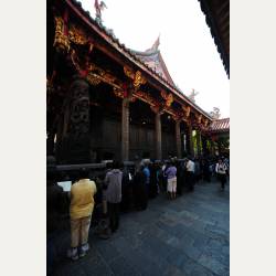 ayumilog | Taipei | 龍山寺　恋の神様に逢いに行く。 | 参拝中の方々