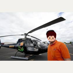 ayumilog | Hawaii | ヘリコプターでオアフ島 空の旅 | 今回のツアー発起人のお義父さん、ヘリコプターを背に満面の笑みです。