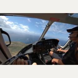 ayumilog | Hawaii | ヘリコプターでオアフ島 空の旅 | こちらの方、元アメリカ軍パイロットらしく余裕があります。