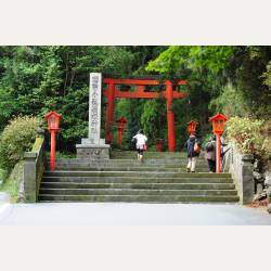 ayumilog | Hakone | 箱根神社へ | 神社入口。いつ来てもこの静けさ、いいよね。