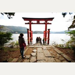 ayumilog | Hakone | 箱根神社へ | まるで湖に浮かんでいるよう。