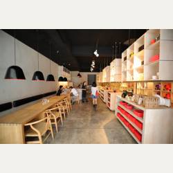 ayumilog | Taipei | smith&hsu　南京東路店 | 製のテーブルや椅子が並ぶ店内