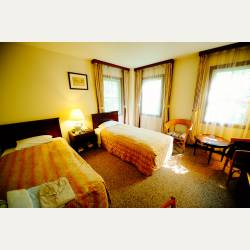 ayumilog | Karuizawa | 旧軽井沢ホテル音羽ノ森 | 明るい部屋。ベッドは少し狭め。