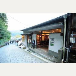 ayumilog | Hakone | NARAYA CAFE  | 駅出口から下るとすぐに右手側にお店あります
